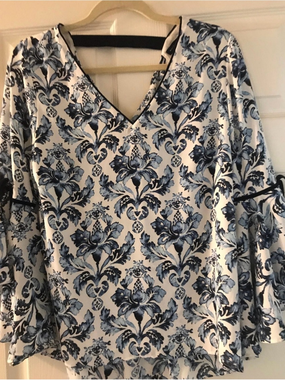 WHBM -Women's Blue Floral V-Neck NWT blouse size 6